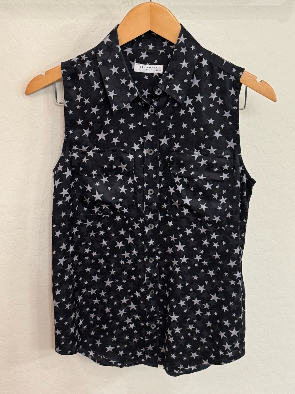 Equipment Femme Black Silk Star Print Sleeveless Slim Signature Blouse XS